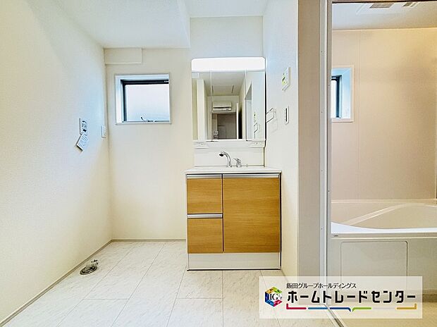 【☆Powder Room☆】1号棟~洗面室~
白を基調とした爽やかなサニタリースペース。清潔感のある快適空間です。毎日の身支度も気持ち良くお使い頂けます。