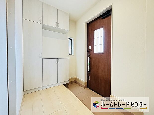 【☆Entrance Hall☆】1号棟~玄関収納~
天井までのシューズボックスは容量もたっぷり・・・小窓やドア窓から採光が取れ明るい玄関ホールでお客様をお迎えできます