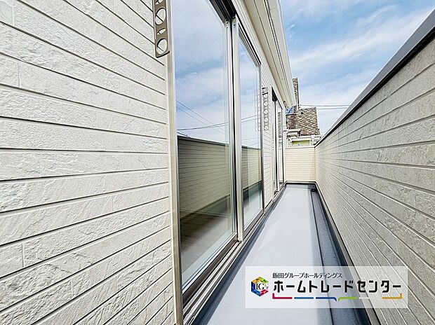 【☆Balcony☆】～バルコニー～
南向きバルコニーは２洋室から出入りができます。折りたたみアームの物干しが設置され洗濯物もたっぷり干せます