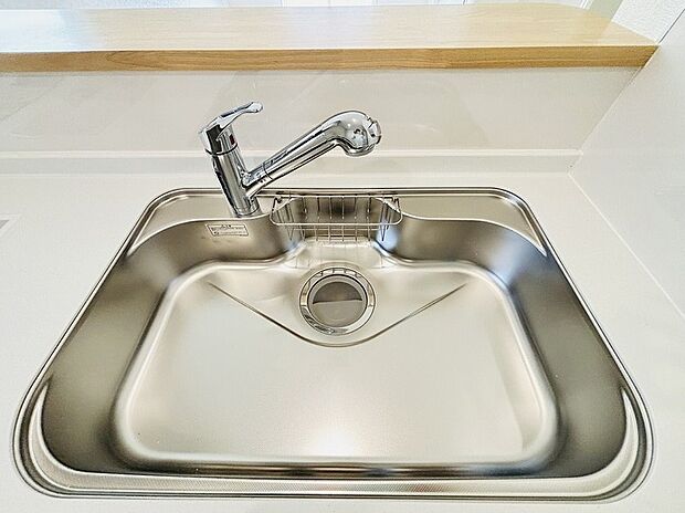 【【設備】一体型浄水器】浄水カートリッジ内蔵で場所を取らずに見た目もスッキリ。ノズルはシャワーヘッドになっておりお掃除も楽々です。