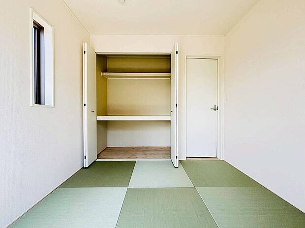 【【設備】洋風和室】プライベート感を保てる和室を完備しており、来客時の宿泊スペースや書斎などにお使い頂けます。すぐに横になれるのも長くお住まいになられる上では嬉しい空間です。