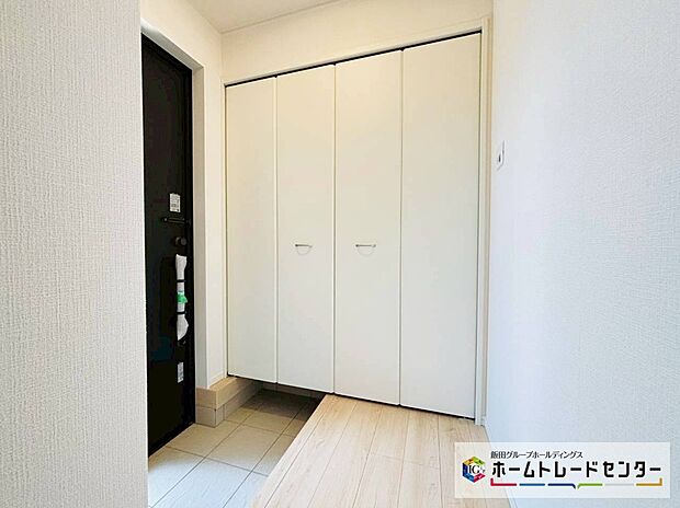 【☆EntranceHall☆】~玄関ホール~
お家に出会う人々を迎える玄関だからこそ、広々清潔感あふれる空間にしたいものです。採光・通風にも配慮された設計で毎日明るい空間をキープします♪