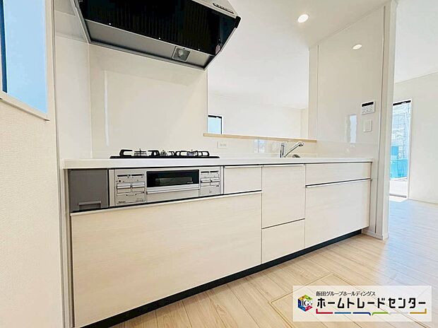 【☆kitchen☆】~キッチン~
システムキッチンは収納力と使い勝手を追求したスライド引き出しです。スムーズな開閉でストレスなくお料理を楽しめます♪