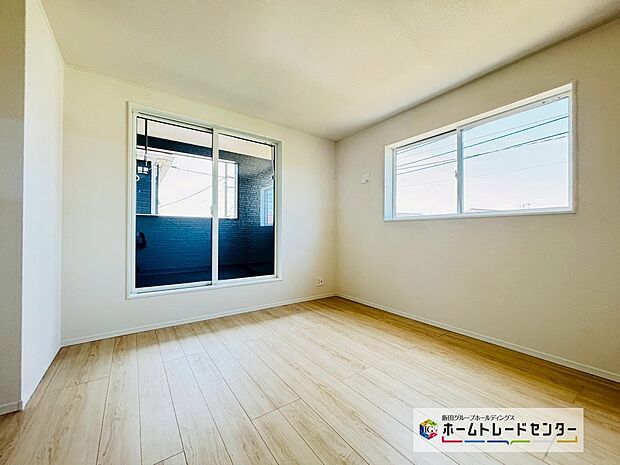 【☆BedRoom☆】２号棟～２階洋室～
開放的なバルコニー直結のお部屋です。南向きなのでお日様の光をたっぷり取り込んで目覚めのいい朝を迎えられます♪