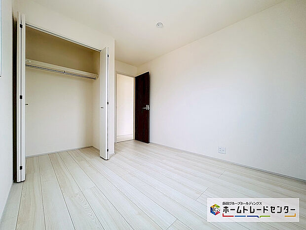【☆BedRoom☆】~3階洋室~
全居室に収納を完備しておりますので、居室の全空間を有効活用出来ます。自分好みのお部屋で、ゆったりお寛ぎ頂けます。
