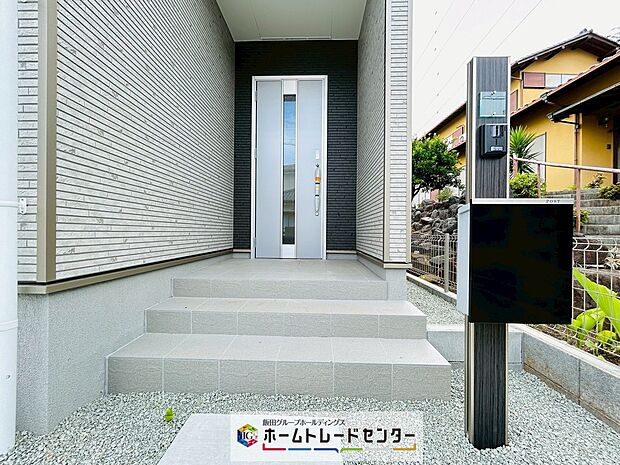 【玄関ポーチ】～玄関ポーチ～
TVモニター付きインターホンの門灯が設置されます。来訪者を室内から確認できるので安心です