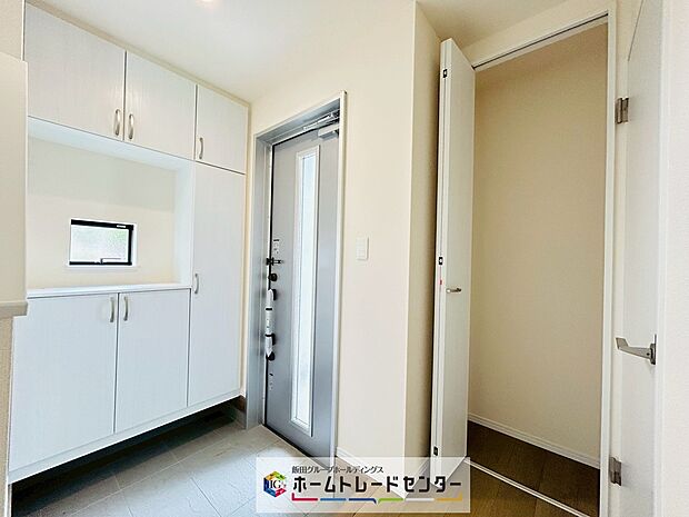 【☆EntranceHall☆】～玄関ホール～
天井までのシューズボックスは容量もたっぷり入ります。小窓やドアスリットから光が入り明るい玄関ホールでお客様をお迎えできます