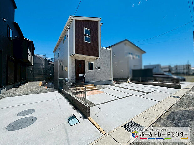 【現地外観写真】２号棟
リビングが吹き抜けとなる開放感ある住空間が広がります