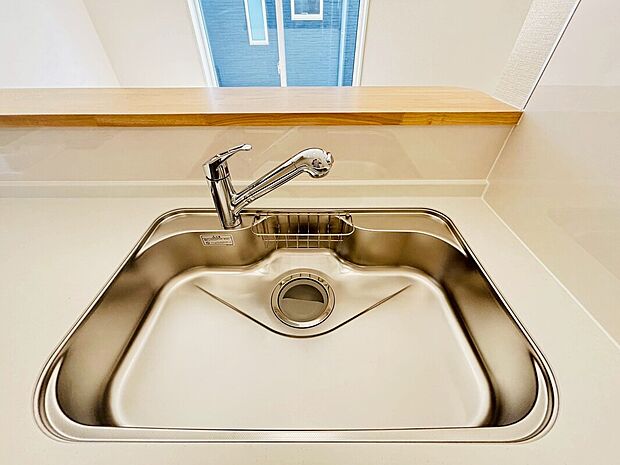 【【設備】一体型浄水器】浄水カートリッジ内蔵で場所を取らずに見た目もスッキリ。ノズルはシャワーヘッドになっておりお掃除も楽々です。
