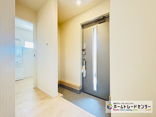 【☆EntranceHall☆】～玄関ホール～
お家に出会う人々を迎える玄関だからこそ、広々清潔感あふれる空間にしたいものです。採光・通風にも配慮された設計で毎日明るい空間をキープします♪