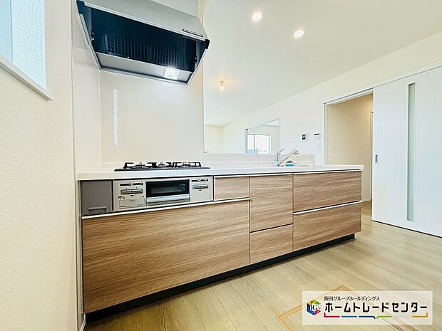 【☆kitchen☆】～キッチン～
高級感漂うシステムキッチン。収納力豊富で”見せるキッチン”の実現が可能に。いつもキレイにしておきたくなるキッチンです。