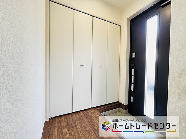 【☆EntranceHall☆】～玄関ホール～
天井までのシューズボックスは容量もたっぷり入り・・・窓やドアスリットから光が差し込み明るい玄関ホールでお客様をお迎えできます