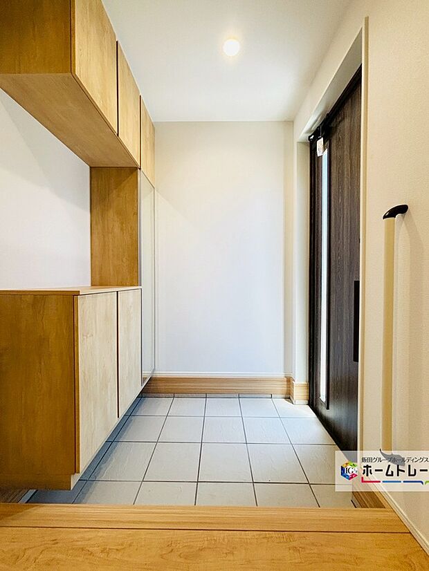 【☆EntranceHall☆】～玄関ホール～
玄関扉のスリットからの採光もたっぷり入り、明るく清潔感のある印象です♪収納スペースも豊富で、つい人を招きたくなるそんなエントランスです♪