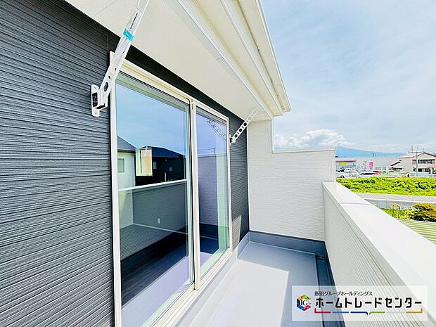 【☆Balcony☆】～バルコニー～
南向きバルコニーは折り畳みアームが設置され洗濯物やお布団もたっぷり干せます
