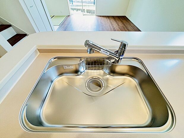 【【設備】浄水器内蔵キッチン水栓】浄水カートリッジ内蔵で場所を取らずに見た目もスッキリ。ノズルはシャワーヘッドになっておりお掃除も楽々です。
