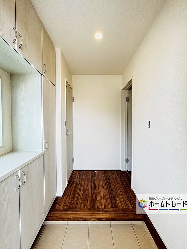 【☆EntranceHall☆】～玄関ホール～
お家に出会う人々を迎える玄関だからこそ、広々清潔感あふれる空間にしたいものです。採光・通風にも配慮された設計で毎日明るい空間をキープします♪