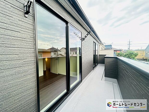 【☆Balcony☆】～バルコニー～
西向きバルコニーは２洋室から出入りができます。折り畳みアームが設置され洗濯物やお布団もたっぷり干せます