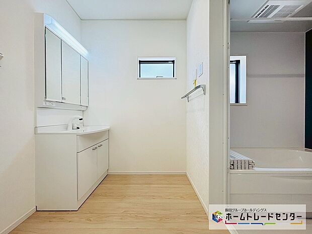 【☆Powder Room☆】~洗面室~
白を基調とした爽やかなサニタリースペース。清潔感のある快適空間です。毎日の身支度も気持ち良くお使い頂けます。