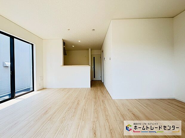 【☆Living☆】~LDK~
人気の対面式キッチンのLDKです♪料理をしながらもリビングで寛ぐ家族と会話が弾みます。外気温の影響を受けにくい複層ガラスを採用するなど、エコ&省エネにも対応しています