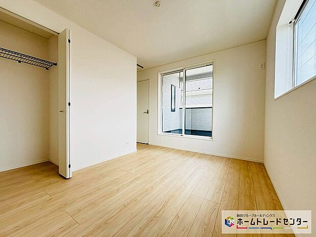 【☆BedRoom☆】2号棟~2階洋室~
開放的なバルコニー直結のお部屋です。南向きなのでお日様の光をたっぷり取り込んで目覚めのいい朝を迎えられます♪