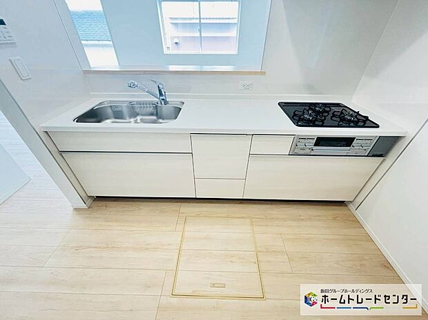 【【設備】床下収納】しばらく使わない調理器具や、めったに出さない食器などはキッチンの棚を圧迫しがち。床下収納に移動することで、空いたスペースを有効に使えるようになります。
