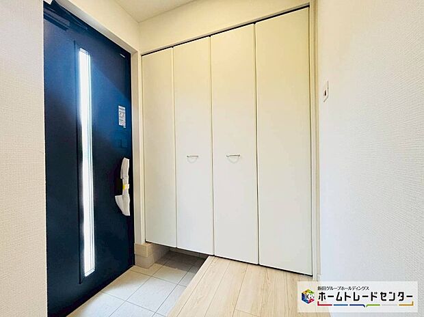 【☆EntranceHall☆】3号棟~玄関ホール~
お家に出会う人々を迎える玄関だからこそ、広々清潔感あふれる空間にしたいものです。採光・通風にも配慮された設計で毎日明るい空間をキープします♪