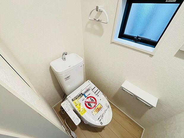 【【設備】シャワートイレ】1階、2階それぞれに窓が付くシャワートイレを設置しました。白を基調とした清潔感のある窓付きのトイレは陽射し差し込む明るい空間となり、換気環境も良好です