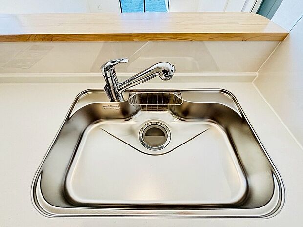 【【設備】一体型浄水器】浄水カートリッジ内蔵で場所を取らずに見た目もスッキリ。ノズルはシャワーヘッドになっておりお掃除も楽々です。