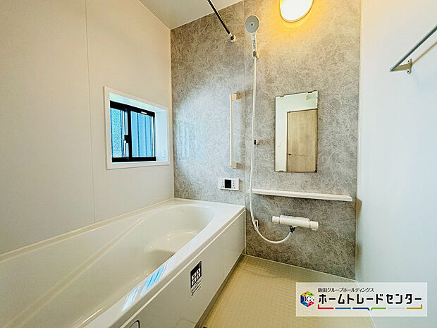 【☆BathRoom☆】A号棟~浴室~
ユニットバスは浴室乾燥機能も付き雨の日の洗濯物も乾かせます。ゆったりと足を伸ばして一日の疲れも落とせます♪