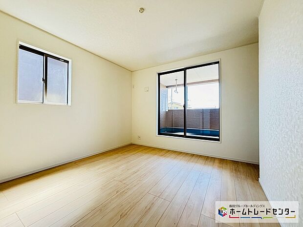 【☆BedRoom☆】~2階洋室~
主寝室はバルコニー直結となります。
南向きなのでお日様の光をたっぷり取り込んで目覚めのいい朝を迎えられます♪