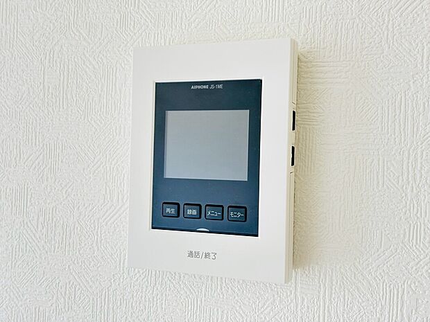 【【設備】TVモニター付きインターホン】録画機能もあり、どのような人が何時に来訪されたのかが分かります。防犯上はもちろん、お届け物などの把握にも便利です。ライトが付いているので、夜間でも安心です。