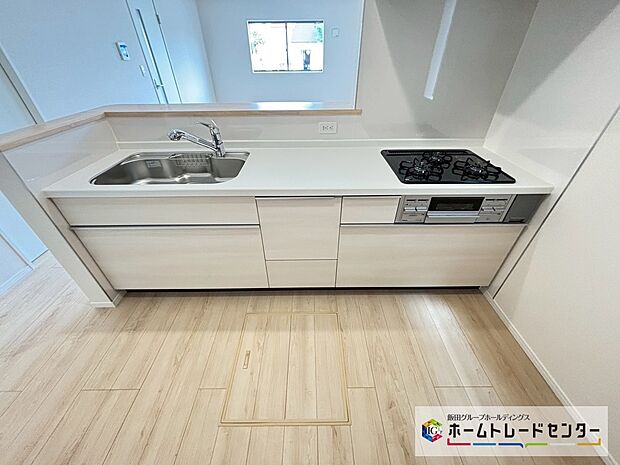 【☆kitchen☆】~キッチン~
システムキッチンは収納力と使い勝手を追求したスライド引き出しです。スムーズな開閉でストレスなくお料理を楽しめます♪