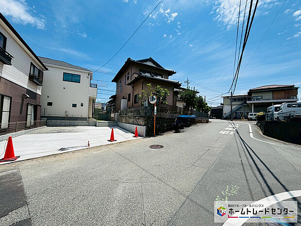 【前道路を含む現地外観写真】A号棟は西側6m幅の道路が通ります