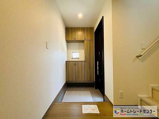 【☆EntranceHall☆】B号棟~玄関ホール~
玄関窓からの採光も入り、明るく清潔感のある印象です♪収納スペースも豊富で、つい人を招きたくなるそんなエントランスです♪