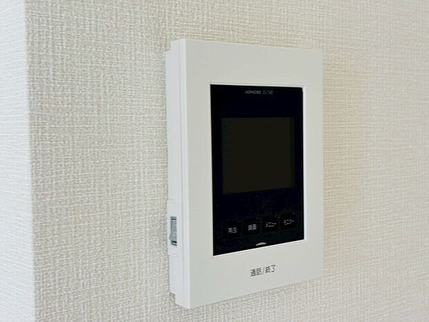 【【設備】TVモニター付きインターホン】録画機能もあり、どのような人が何時に来訪されたのかが分かります。防犯上はもちろん、お届け物などの把握にも便利です。ライトが付いているので、夜間でも安心です。
