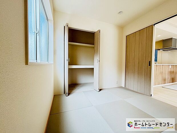 【☆JapaneseRoom☆】1号棟~和室~
落ち着ける空間の和室。ゴロゴロする、お子様のお昼寝、客間として利用するなど、ライフスタイルに合わせて変化をもたらすことができます。