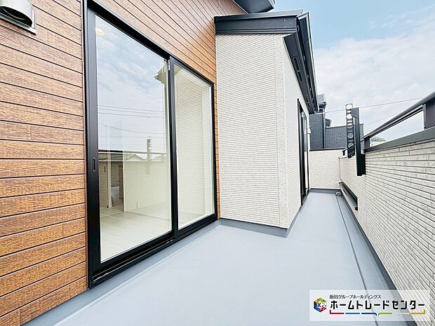 【☆Balcony☆】南向きバルコニーは2洋室から出入りができます。折りたたみアームも設置され洗濯物やお布団もたっぷり干せます