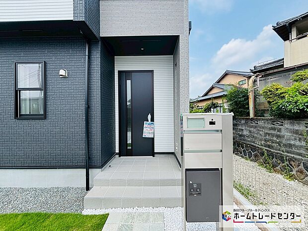 【玄関ポーチ】TVモニター付きインターホンの門灯が設置されます。来訪者を室内から確認できるので安心です