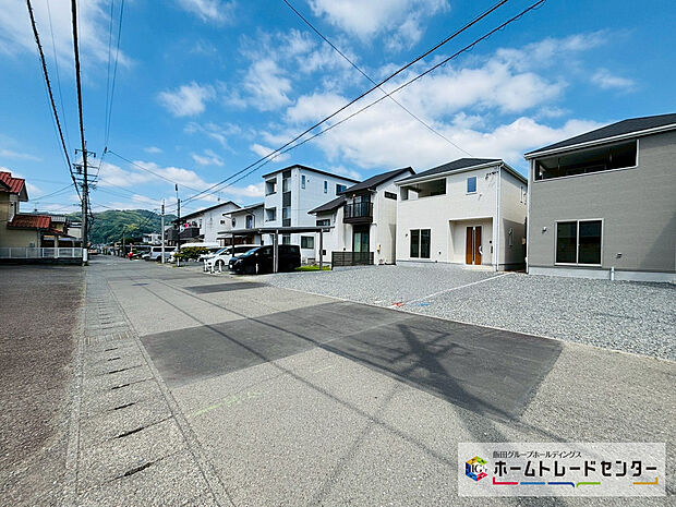 【前道路を含む現地外観写真】南側6m幅の道路が通ります