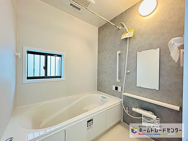 【☆BathRoom☆】B号棟~浴室~
ユニットバスは浴室乾燥機能も付き雨の日の洗濯物も乾かせます。ゆったりと足を伸ばして一日の疲れも落とせます♪