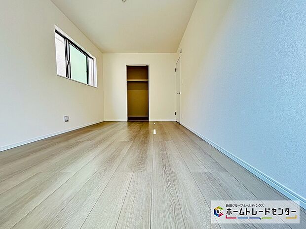 【☆BedRoom☆】B号棟~主寝室~
7.5帖主寝室はウォークインクローゼット収納となります。開放的なバルコニー直結のお部屋は南向きなのでお日様の光をたっぷり取り込んで目覚めのいい朝を迎えられます♪