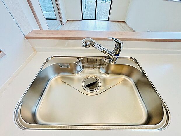 【【設備】一体型浄水器】浄水カートリッジ内蔵で場所を取らずに見た目もスッキリ。ノズルはシャワーヘッドになっておりお掃除も楽々です。