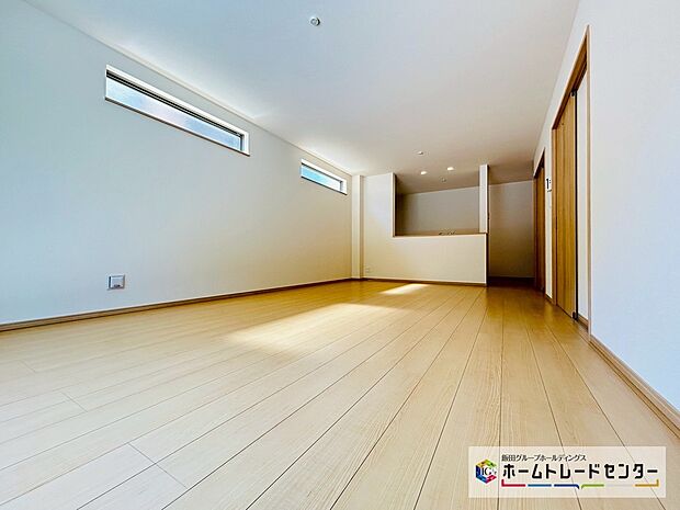 【☆Living☆】A号棟~LDK~
人気の対面式キッチンのLDKです♪料理をしながらもリビングで寛ぐ家族と会話が弾みます。外気温の影響を受けにくい複層ガラスを採用するなど、エコ&省エネにも対応しています