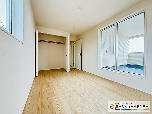 【☆BedRoom☆】~2階洋室~
主寝室はバルコニー直結となります。
南向きなのでお日様の光をたっぷり取り込んで目覚めのいい朝を迎えられます♪