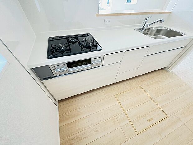 【【設備】床下収納】しばらく使わない調理器具や、めったに出さない食器などはキッチンの棚を圧迫しがち。床下収納に移動することで、空いたスペースを有効に使えるようになります。