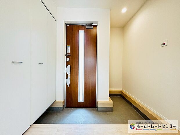 【☆EntranceHall☆】2号棟~玄関ホール~
クロークとなる玄関収納です。両開きの折り戸が付く収納は全体が確認でき使いたい靴をサッと出すことができます。スッキリとした玄関ホールでお客様をお迎えできます