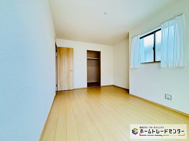 【☆BedRoom☆】~主寝室~
8帖主寝室はウォークインクローゼット収納となります。開放的なバルコニー直結のお部屋は南向きなのでお日様の光をたっぷり取り込んで目覚めのいい朝を迎えられます♪