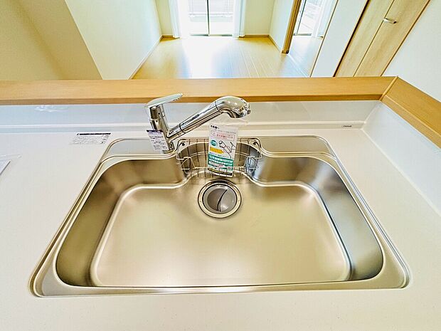 【【設備】一体型浄水器】浄水カートリッジ内蔵で場所を取らずに見た目もスッキリ。ノズルはシャワーヘッドになっておりお掃除も楽々です。