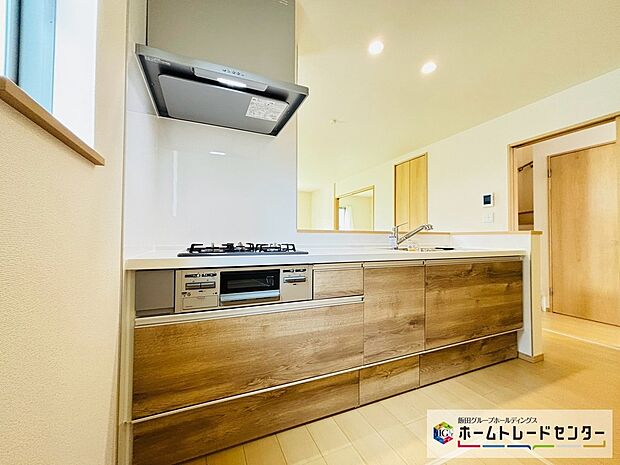 【☆kitchen☆】~キッチン~
高級感漂うシステムキッチン。収納力豊富で”見せるキッチン”の実現が可能に・・。横にはパントリが設置されておりますのでカウンター周りはすっきりと保てます