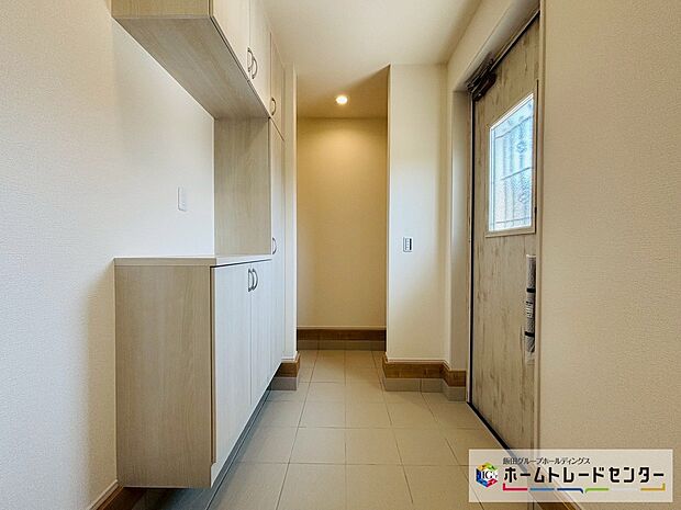 【☆EntranceHall☆】~玄関~
お家に出会う人々を迎える玄関だからこそ、広々清潔感あふれる空間にしたいものです。採光・通風にも配慮された設計で毎日明るい空間をキープします♪